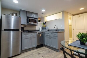 Een koelkast, een microgolfoven, een oven, een kookplaat