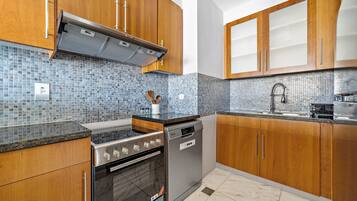 Estudio Deluxe | Cocina privada | Frigorífico grande, microondas, horno y placa de cocina