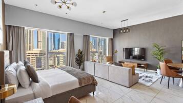 Caja de seguridad en la habitación y espacio para trabajar con laptop