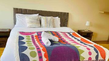 5 bedrooms, iron/ironing board, WiFi, bed sheets