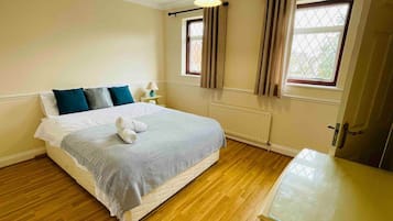 5 bedrooms, iron/ironing board, WiFi, bed sheets