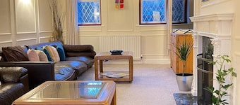 Super king bed. fast wifi, office, private garden. Off road parking, quiet area