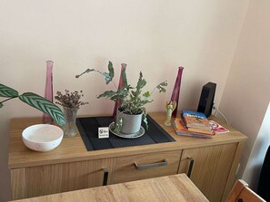 Interior - King size bed Fast Wi Fi, Garden space, parking,
(Saint Ives)