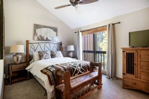 2 habitaciones, escritorio y tabla de planchar con plancha