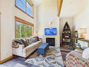 スマートテレビ、暖炉、テレビゲーム、書庫