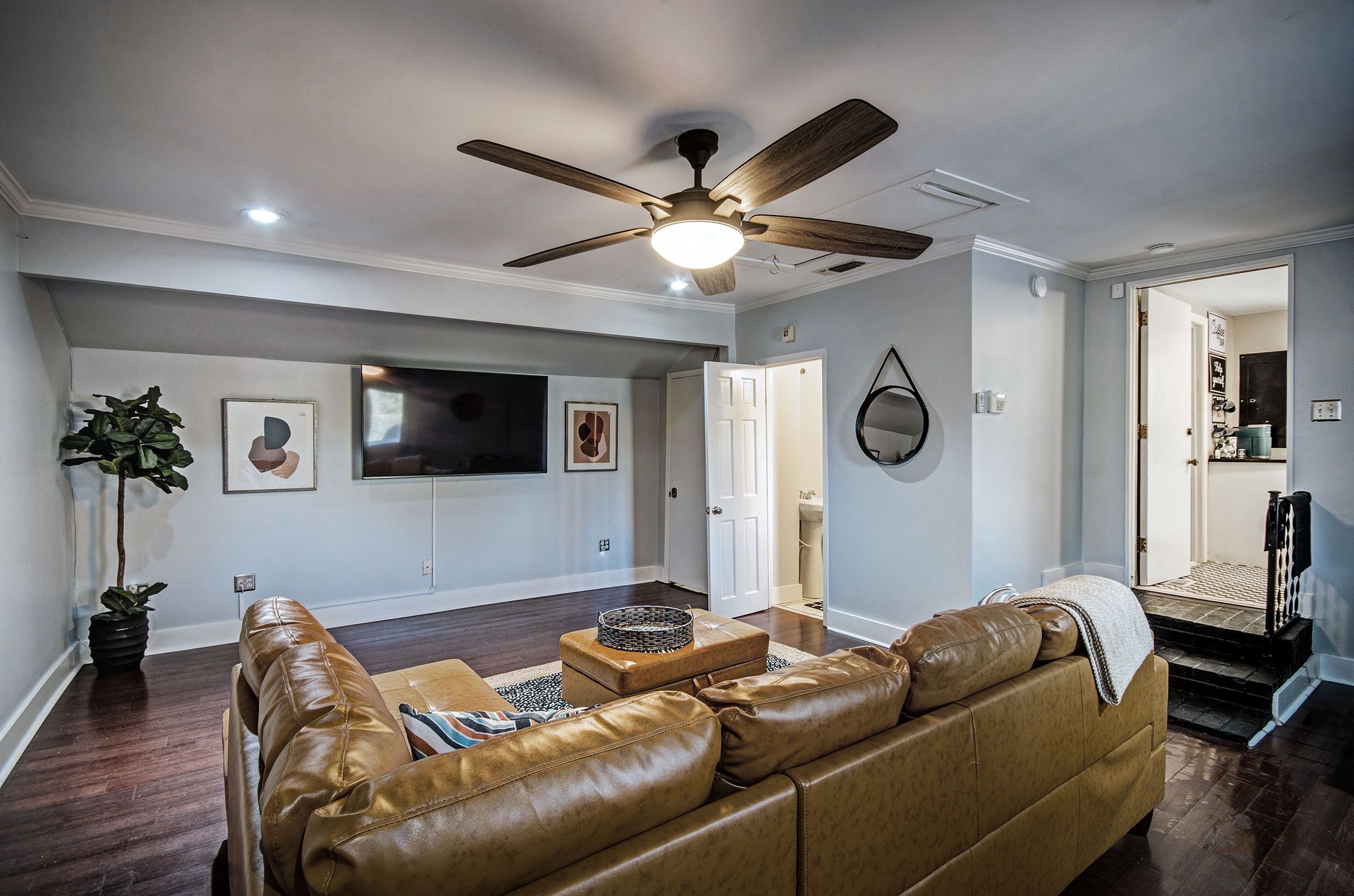 Smart TV, futbolito, libros y oficina 