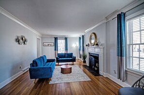 Smart-TV, Tischfußball, Bücher, Arbeitsbereiche