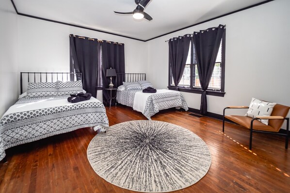 4 bedrooms, desk, iron/ironing board, travel cot - Fondren *King* Bed House in the Heart of Jackson (Jackson)