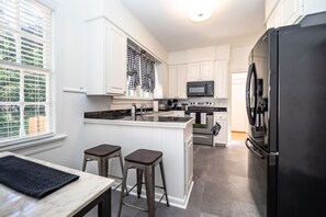 Fridge, microwave, oven, stovetop - Fondren *King* Bed House in the Heart of Jackson (Jackson)