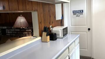 Cafetière-théière, réfrigérateur, four à micro-ondes, un four