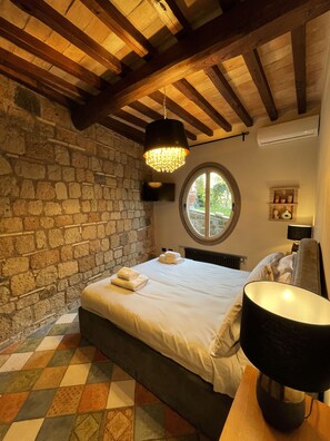 7 habitaciones, tabla de planchar con plancha, cuna de viaje y wifi 