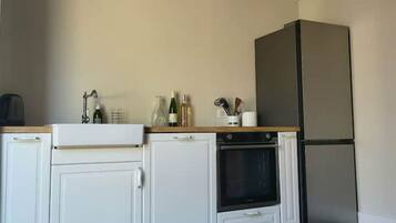 Réfrigérateur, micro-ondes, four, bouilloire électrique