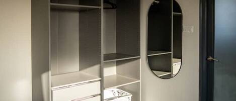 2 عدّة غرف نوم ومكواة/لوح كي وواي فاي مجانًا وملاءات أسرّة