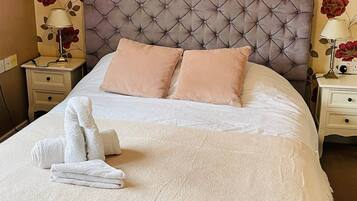 4 bedrooms, iron/ironing board, bed sheets