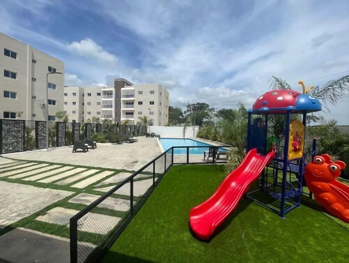3br condo large pool 24-7 security