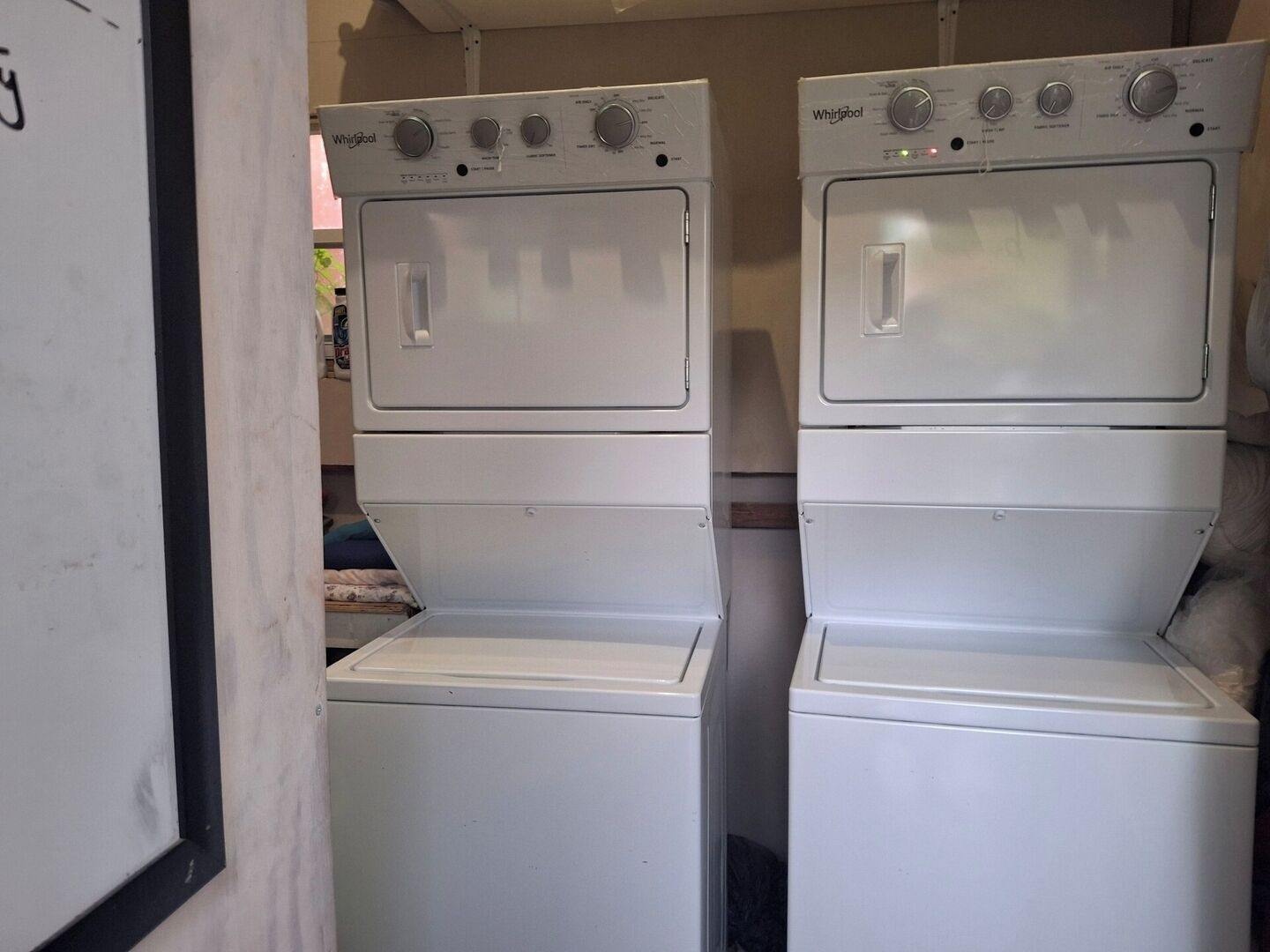 Zwei übereinander gestellte Whirlpool Trockner in einem Waschraum.