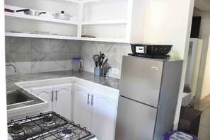 Refrigerador, microondas, horno y parrilla de estufa 