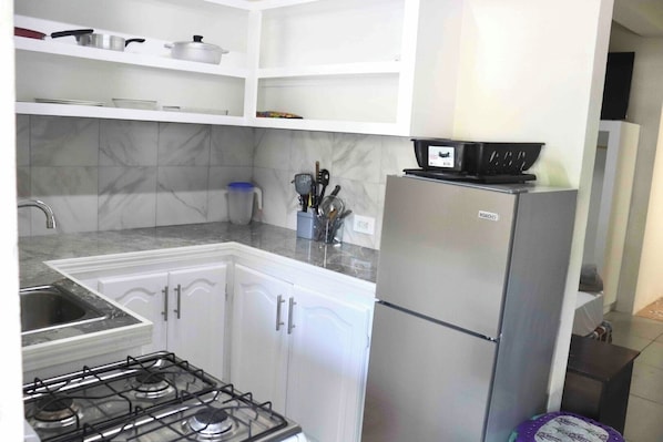 Fridge, microwave, oven, stovetop