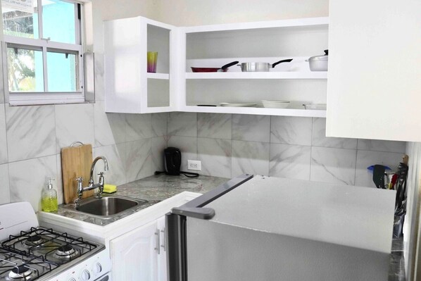 Geladeira, micro-ondas, fogão, cooktop