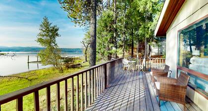 Dog-friendly lakefront cabin with fireplace, lake views, deck, woodstove, & W/D