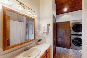 Sèche-cheveux, serviettes fournies