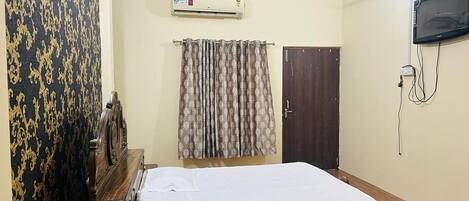 3 bedrooms, bed sheets