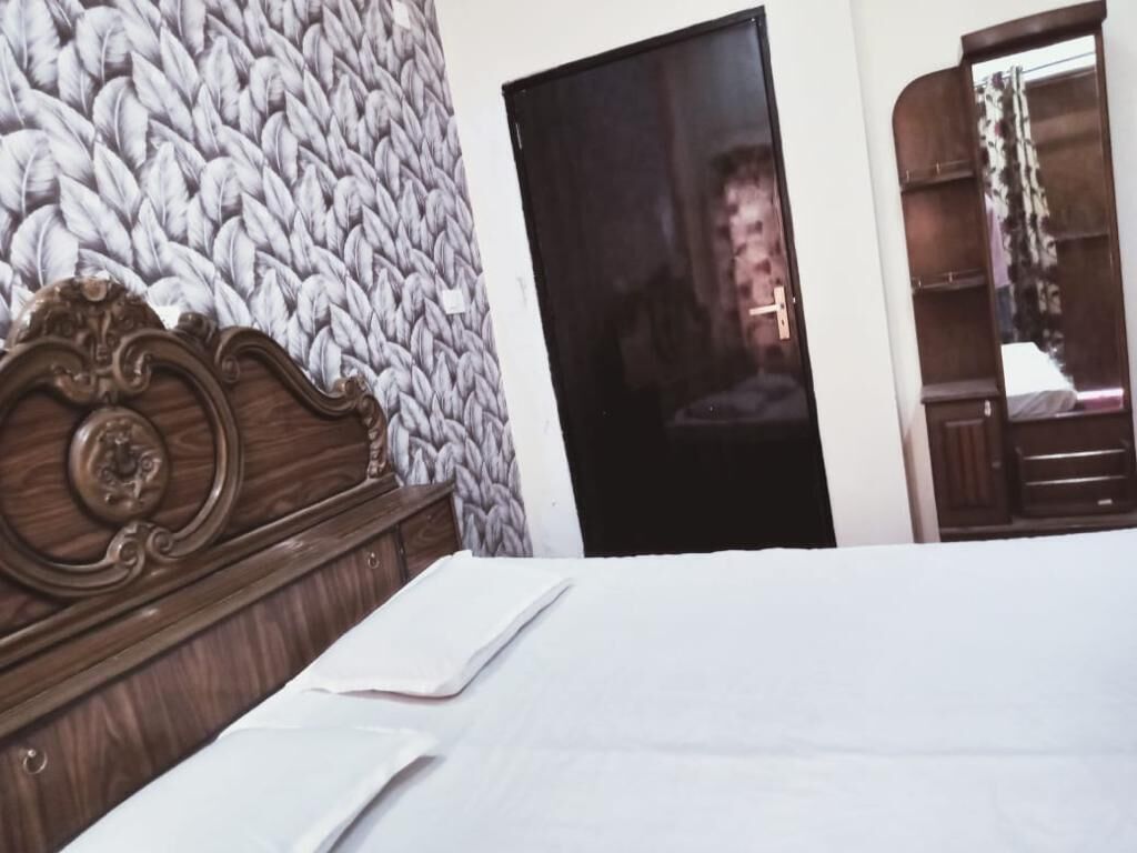 3 bedrooms, bed sheets