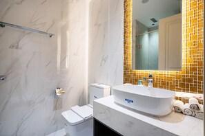 Shower, hair dryer, towels, soap - The Rixx Spectacular Apartment in D1/gym/pool/Netlix/3bedrooms/bathtub/security (Thành phố Hồ Chí Minh)