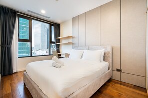 3 soverom, skrivebord, strykejern/-brett og reiseseng for barn