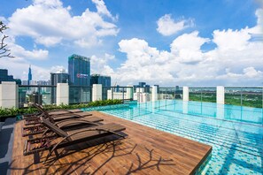 Pool - The Rixx Spectacular Apartment in D1/gym/pool/Netlix/3bedrooms/bathtub/security (Thành phố Hồ Chí Minh)