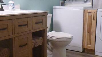 Serviettes fournies, papier toilette