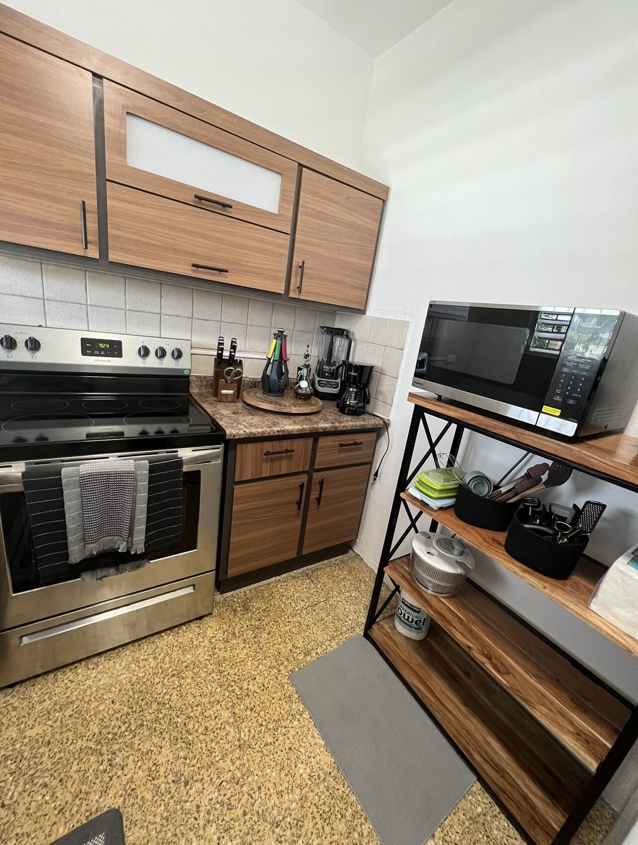Coffee/tea maker, fridge, microwave, oven