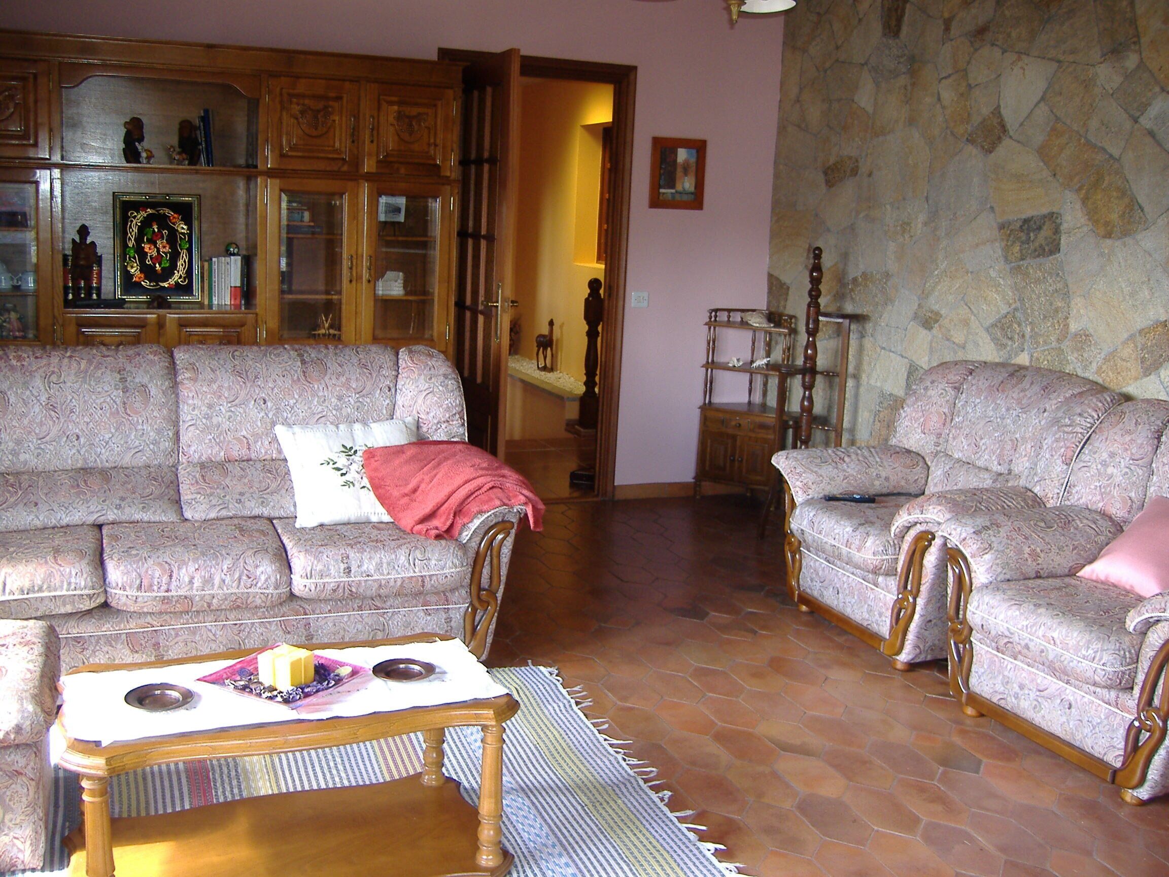 Een smart-tv, een open haard en boeken