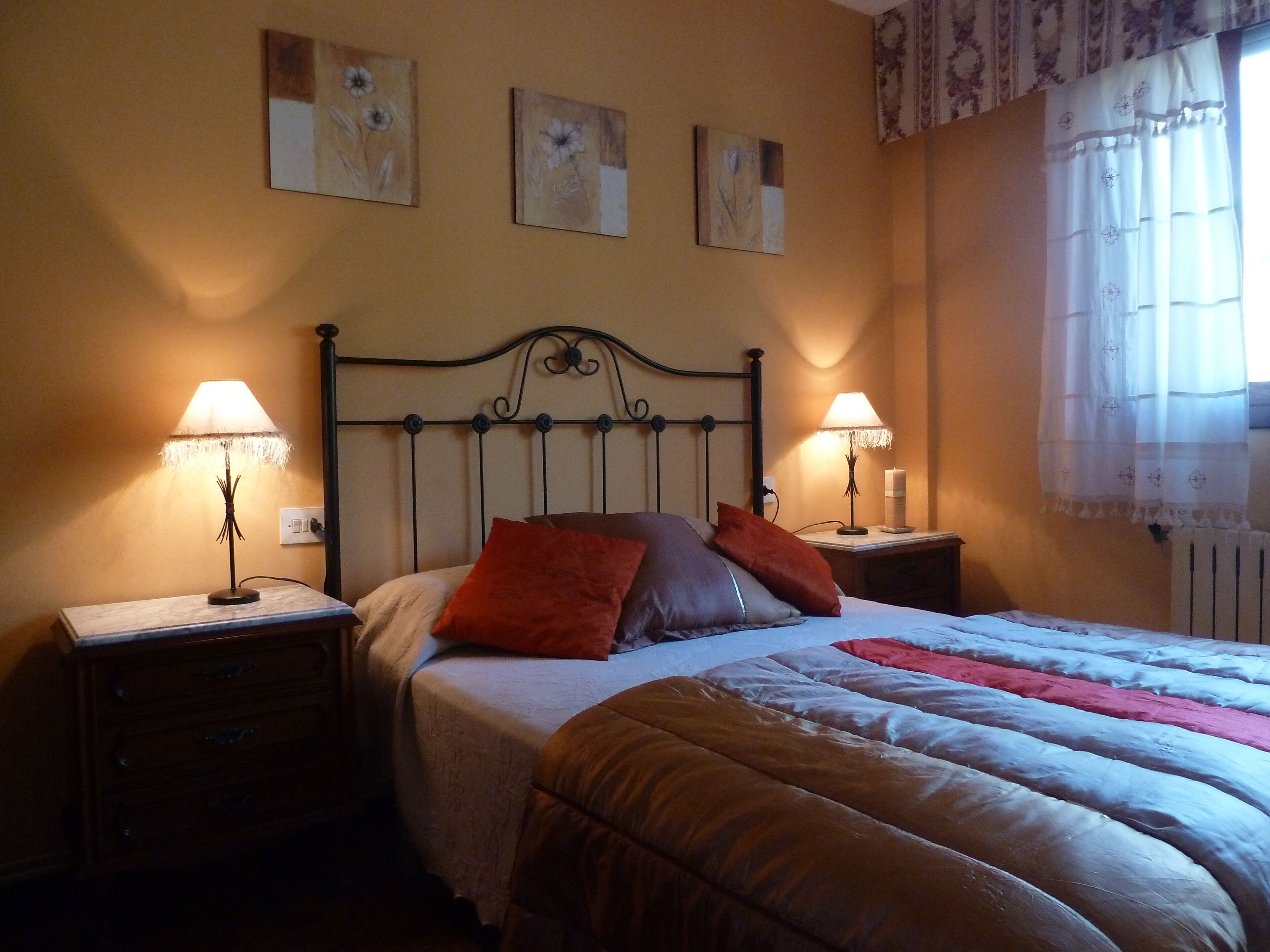 5 slaapkamers, een bureau, een strijkplank/strijkijzer, gratis wifi