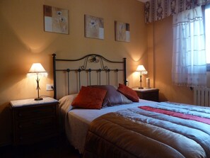 5 bedrooms, desk, iron/ironing board, free WiFi