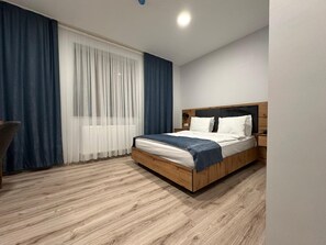 标准房 | 埃及棉床单、高档床上用品、迷你吧（备有免费物品）、办公桌