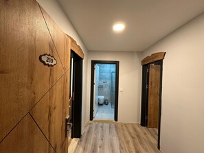 套房 | 埃及棉床单、高档床上用品、迷你吧（备有免费物品）、办公桌