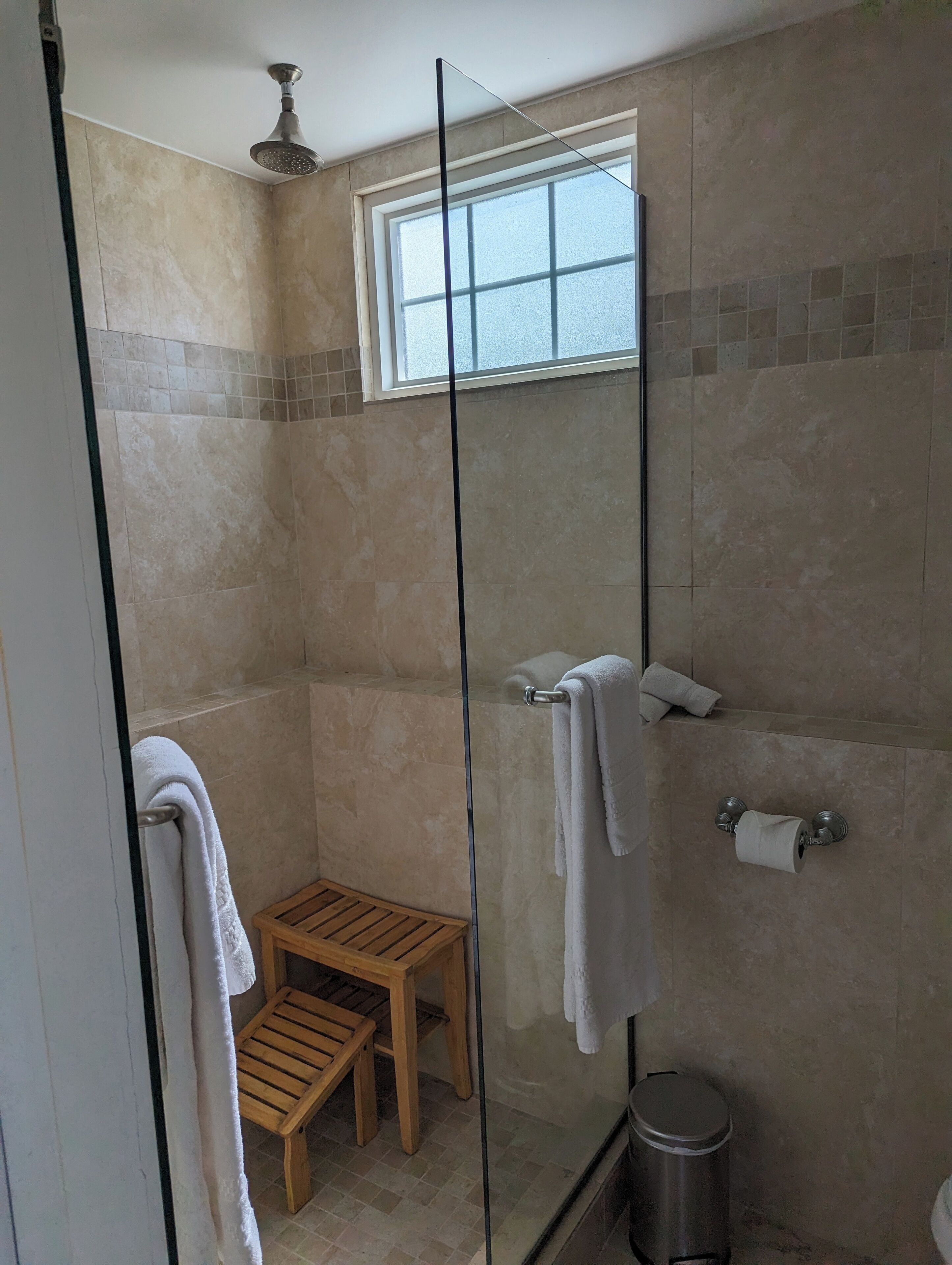 Douche, séchoir à cheveux, serviettes fournies, savon