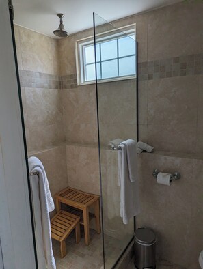Shower, hair dryer, towels, soap - NEW LISTING - Stunning sunsets, turtle watching longtails wheeling & glow worms (Somerset Village)