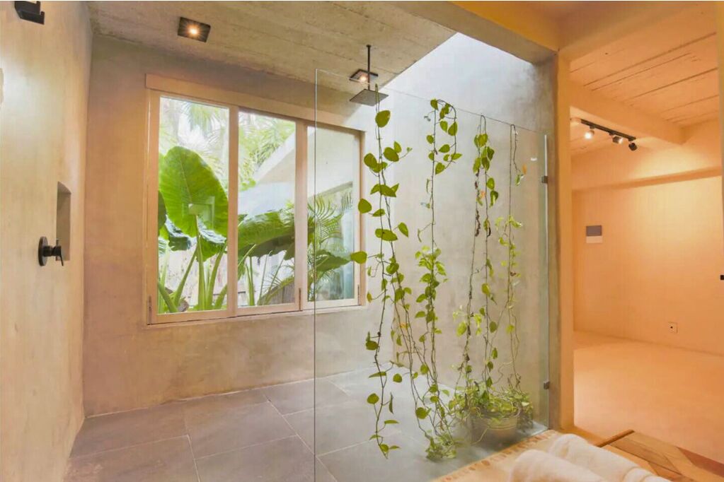 Deluxe Double Room, Garden View | Bathroom | Soap, shampoo, toilet paper