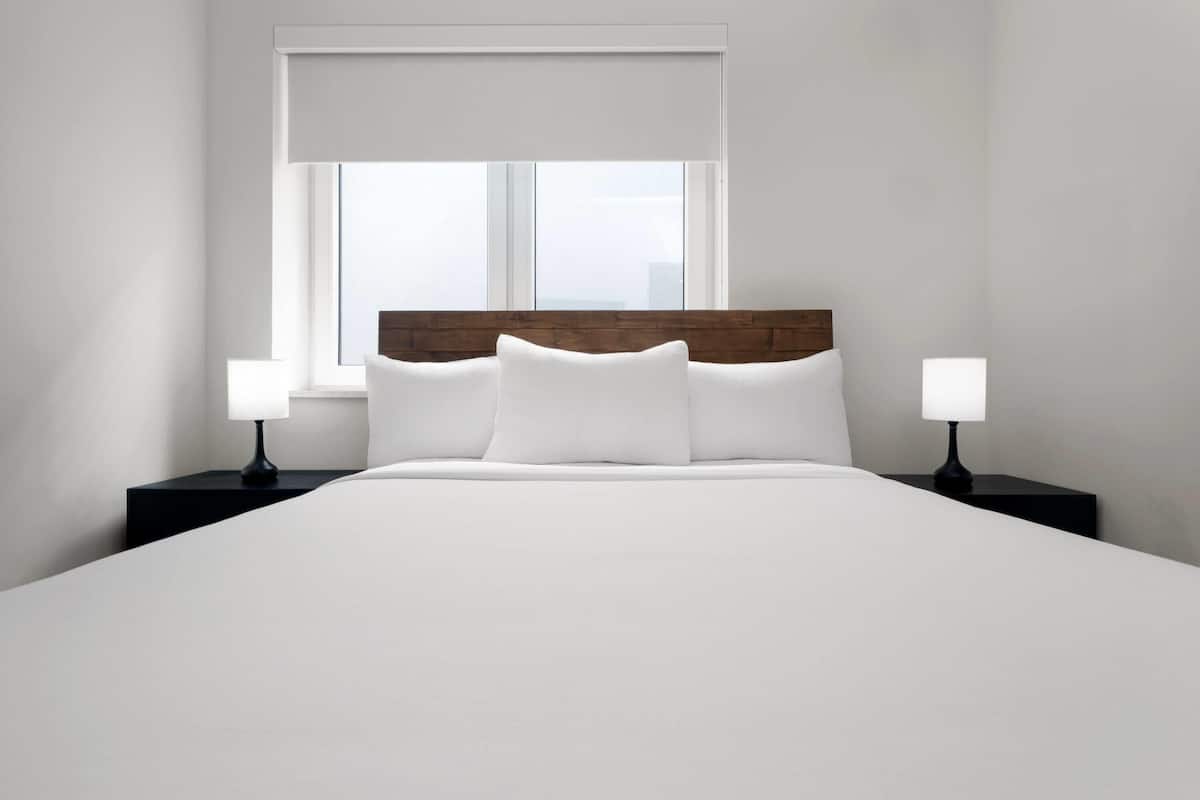 Tabla de planchar con plancha, wifi gratis y ropa de cama 