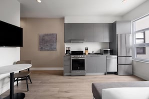 Studio, 1 Queen Bed, Non Smoking | Iron/ironing board, free WiFi, bed sheets