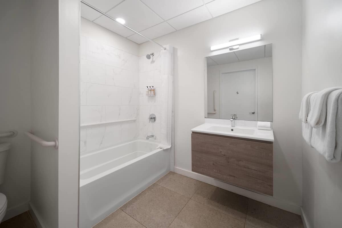 Studio, 1 Queen Bed, Non Smoking | Iron/ironing board, free WiFi, bed sheets