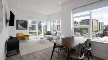 Deluxe Room, 1 Queen Bed, Non Smoking (Balcony) | Iron/ironing board, free WiFi, bed sheets