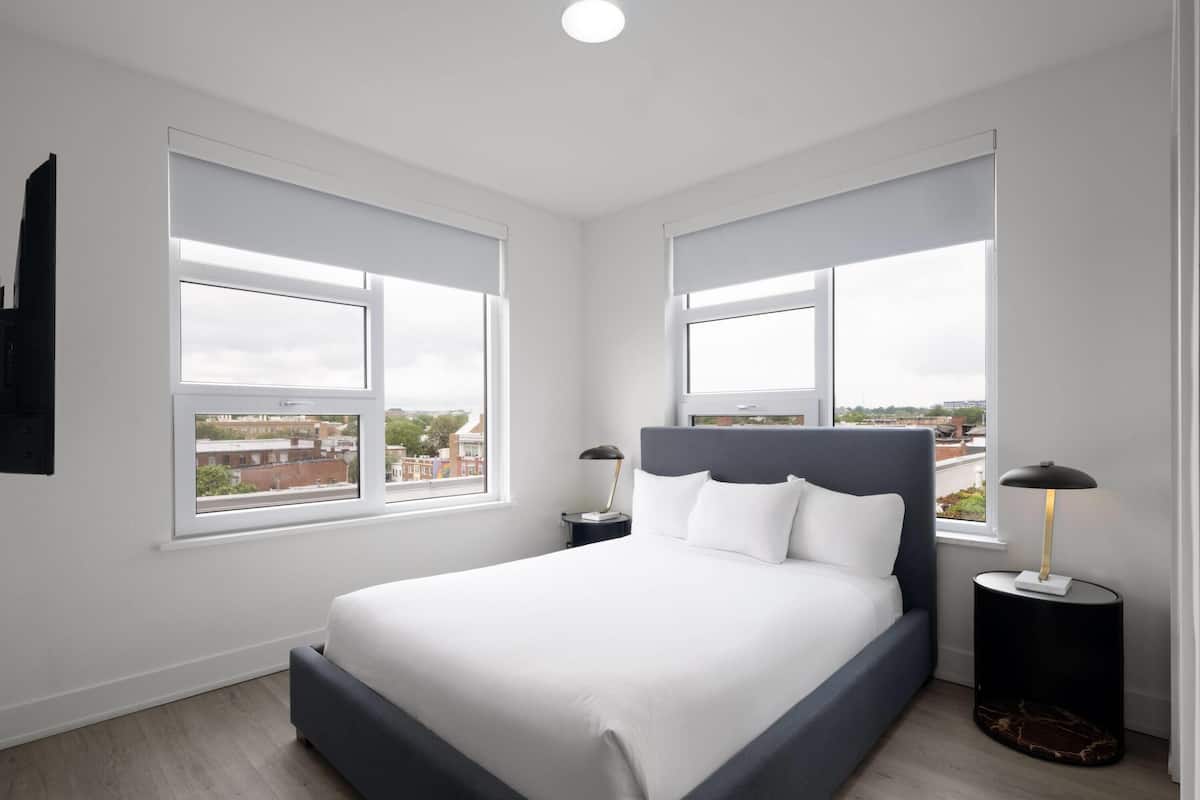 Tabla de planchar con plancha, wifi gratis y ropa de cama 