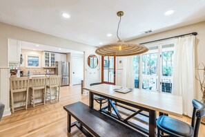 Dining - Walk to beach, pool and community dock (Kiawah Island)