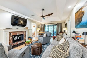 Smart TV, fireplace, books - Walk to beach, pool and community dock (Kiawah Island)