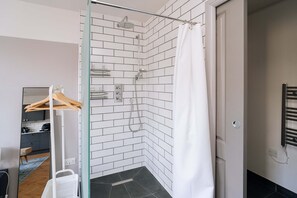 Shower, shampoo - Stunning Studio Flat with Scenic Views (Bath and North East Somerset)