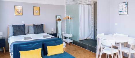 1 غرفة نوم ومكواة/لوح كي وخدمة الإنترنت وملاءات أسرّة