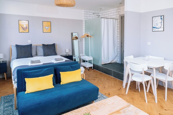 1 bedroom, iron/ironing board, Internet, bed sheets - Stunning Studio Flat with Scenic Views (Bath and North East Somerset)